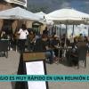 Grupo de personas tomando algo en una terraza de bar respetando la distancia de seguridad