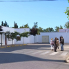 Los vecinos de esta pedanía pacense viven con cierta preocupación los dos positivos por coronavirus. Un grupo de vecinos conversa en una calle de Sagrajas manteniendo la distancia interpersonal y con mascarillas.