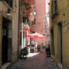 Calle vacía en el barrio lisboeta de Alfama