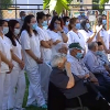 personal sanitarios y mayores en el exterior de la residencia durante un acto de homenaje