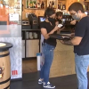 Interior de un bar de Cáceres que ha reforzado su plantilla este verano