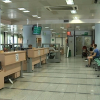 Personas sentadas mientras esperan en las oficinas del SEXPE