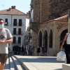 Gente con mascarilla en la plaza mayor de Cáceres