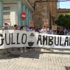 Miembros de la plataforma 'Orgullo ambulante' manifestándose frente a la Asamblea, en Mérida