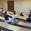 La última actividad presencial en la UEX, las pruebas de la EBAU, transcurrieron sin incidencias y resultaron un éxito. Aulas con estudiantes con mascarillas. La UEx adapta la docencia a la nueva normalidad.