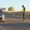 Un guardia civil para un vehículo en la salida de Valencia de las Torres 