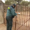 Agente accediendo a la finda donde se buscan los restos de Manuela Chavero