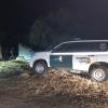 Dispositivo de agentes de la Guardia Civil controlando la entrada a la finca