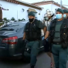 Llegada del detenido a su casa custodiado por los agentes