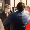 Momento en el que el consejero de sanidad habla con el sanitario durante la protesta 