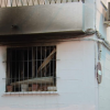 Imagen de una ventana de la vivienda calcinada en Mérida