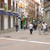 Almendralejo sale del confinamiento, pero tendrá restricciones de aforo al menos hasta el 18 de noviembre. Céntrica calle peatonal de Almendralejo en la que pasean varios ciudadanos.