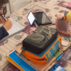 El programa 'Proa Plus' ayudará a 80 escolares extremeños a continuar con su aprendizaje desde casa. Una estudiante de Educación Primaria realiza sus tareas en casa.