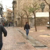 Las pruebas de antígenos empezarían a realizarse a los almendralejenses después ya de este Puente. Varios vecinos de Almendralejo pasean por una céntrica calle peatonal de la localidad.