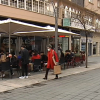 Cacereños en las terrazas de Cáceres