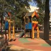 Espacio de juegos infantiles en el céntrico parque pacense de Castelar.