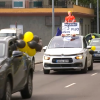 Caravana de coches circulando por Badajoz para reclamar que se regule la situación de los trabajadores públicos temporales