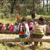 Grupo de escolares durante una excursión al aire libre. Imagen que no se verá este curso.