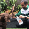 Un usuario con su perro y el bidón de la campaña