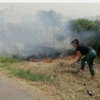 Vecina intentando apagar fuego en Don Álvaro