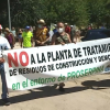 Manifestantes portan una pancarta en contra de la ubicación de la planta de residuos