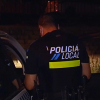 Un policía local vigila el ocio nocturno en un parque.