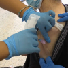 Paciente recibiendo la vacuna de la gripe