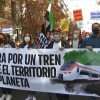 Manifestantes extremeños en Madrid por un tren social y público