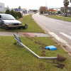 Coche accidentado en una rotonda de Mérida