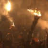 Escobones ardiendo en la Plaza Mayor de Jarandilla