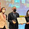 El alcalde de Herrera del Duque, Saturnino Alcázar, recibe el premio de manos de la ministra Reyes Maroto y la secretaria de Estado de Comercio.