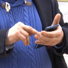 Usuario utilizando un teléfono móvil