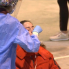 Una sanitaria realiza un test a una usuaria.