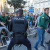 Decenas de agricultores mantienen una protesta en las inmediaciones del Ayuntamiento de Don Benito, coincidiendo con la visita del presidente del Gobierno, Pedro Sánchez, a esta localidad, y en la que ya se han producido momentos de tensión entre manifestantes y efectivos policiales. 