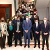 El presidente del Gobierno, Pedro Sánchez (3d), el presidente de la Junta de Extremadura, Guillermo Fernández Vara (3i), la ministra de Política Territorial y portavoz del Gobierno, Isabel Rodríguez (2i), el alcalde de Don Benito, José Luis Quintana (d) y de Villanueva de la Serena, Miguel Ángel Gallardo, acompañados por la corporación municipal de Don Benito, durante la visita del presidente a las localidades extremeñas. 