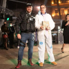 Antonio Rodríguez Osuna entregando el Premio Gabriel Aláez del Carnaval Romano 2022 a 'Los Cazurros Romanos'