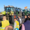 Agricultores accediendo a la rotonda donde comenzará la manifestación