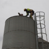 El bombero de la Diputación Provincial de Badajoz, rescatando al trabajador