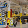 Operarios trabajando en el interior de un centro logístico de Amazon en España
