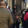 Gente anónima por Cánovas, en Cáceres
