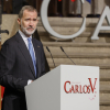 El rey Felipe VI (d) durante la entrega del Premio Carlos V al Foro Europeo de la Discapacidad este miércoles en la localidad de Cuacos de Yuste, Cáceres. 