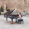 Joven pianista tocando al aire libre