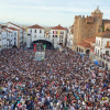 La Plaza Mayor de Cáceres, prácticamente llena a última hora de la tarde