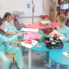 El colectivo ha querido lanzar besos a los niños para que no se sientan solos en el hospital