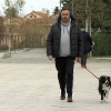 Turista paseando con su perro