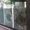 Escaparate roto del bar El laurel de Badajoz en el que han robado