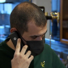 Hombre hablando por teléfono