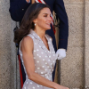 La reina Letizia sale al encuentro de la primera dama estadounidense, Jill Biden (no en la imagen) a su llegada a los actos culturales de los acompañantes de los mandatarios que asisten a la cumbre de la OTAN en la Granja de San Idelfonso, Segovia, este miércoles. 