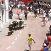 Varios corredores durante el último encierro de las fiestas de San Juan de Coria