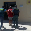 El detenido es escoltado por la Guardia Civil